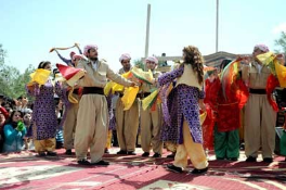 النظام يحتفل بعيد النيروز الكردي كغير عادته وناشطون اكراد يرجحون ذلك لبركات الثورة !
