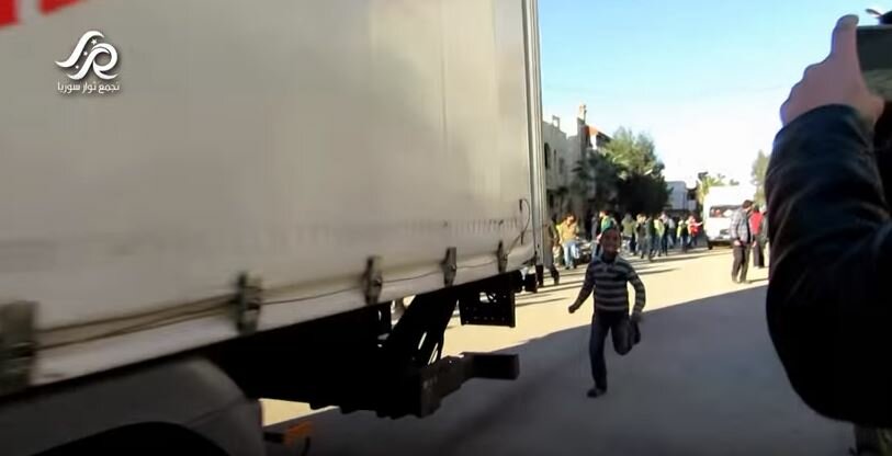 دخول سيارات المساعدات الإنسانية التابعة للأمم المتحدة إلى حي الوعر في مدينة حمص