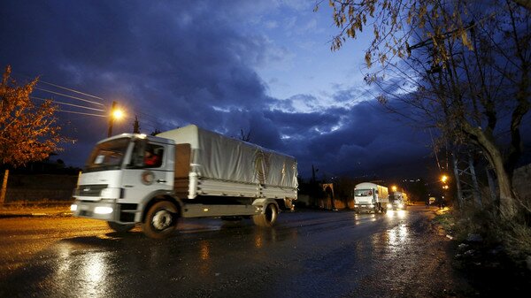 A Red Crescent aid convoy enters Madaya, Syria, January 14, 2016. Aid supplies on Thursday reached the besieged Syrian town and two trapped villages for the second time this week, raising hopes of further deliveries to help people dying of starvation. REUTERS/Omar Sanadiki TPX IMAGES OF THE DAY