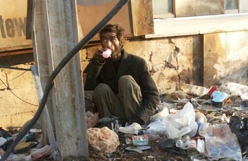اضطر أهالي مضايا إلى غلي الأعشاب وأكلها وجمع الطعام من بقايا القمامة - فيسبوك