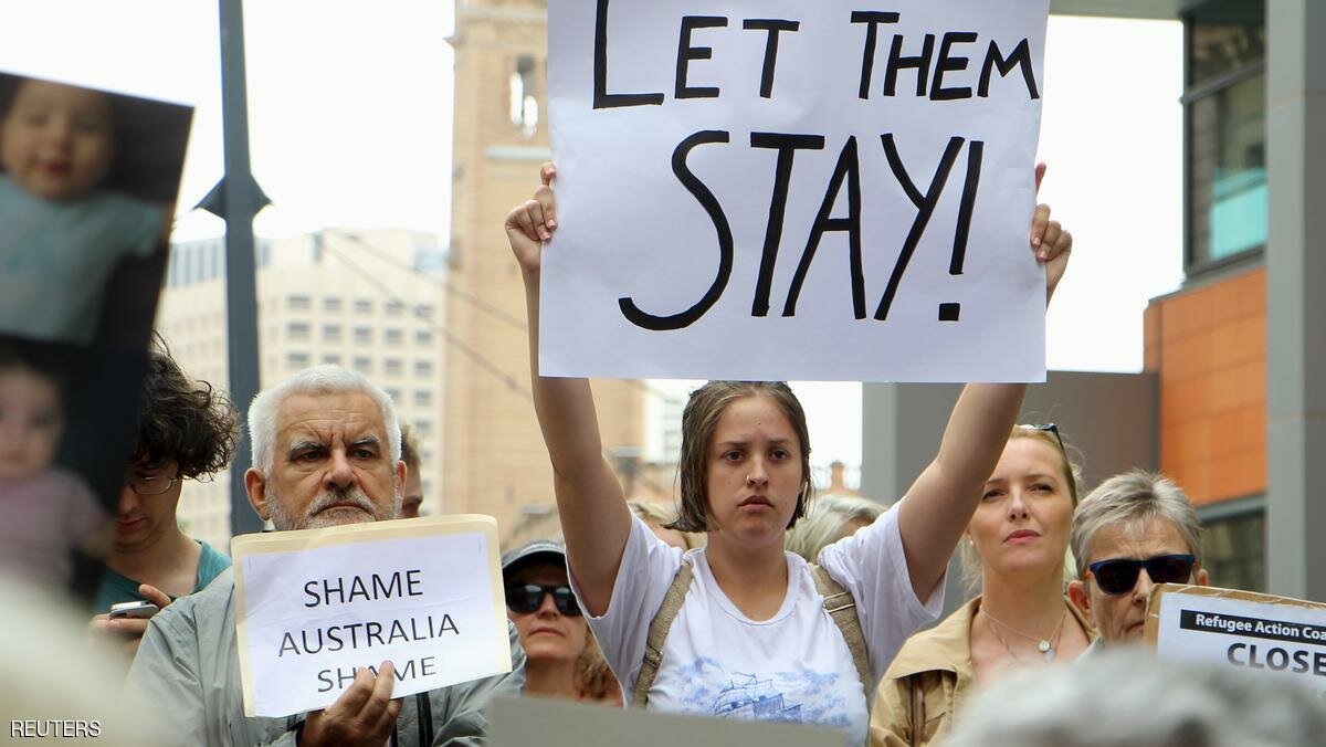 Activists hold placards and chant slogans as they protest outside the offices of the Australian Immigration Department in Sydney, Australia, February 4, 2016. An Australian court ruling paving the way for the deportation of over 250 asylum seekers to an offshore immigration camp drew criticism from The United Nations and sparked protests on Thursday, while church leaders publicly offered them sanctuary. REUTERS/Jarni Blakkarly
