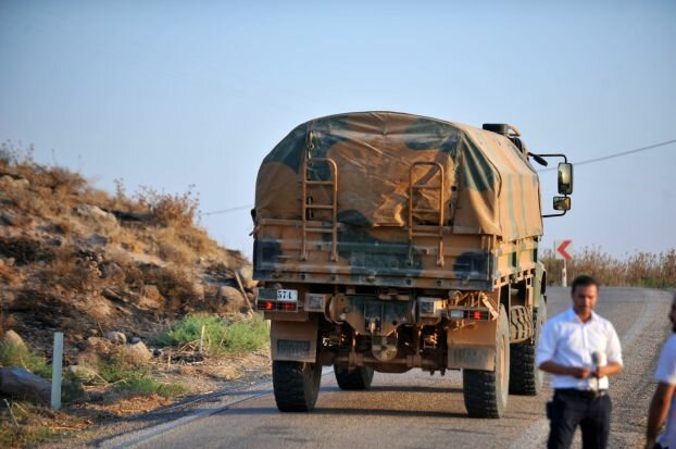 الجيش التركي يصادر ببغاوات وطيوراً على الحدود السورية