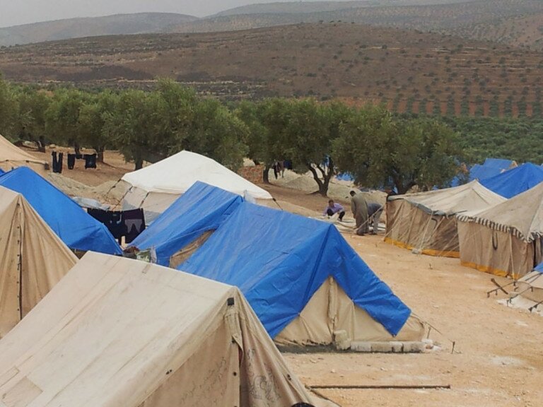 مقتل طفل واعتقال العشرات بهجوم لتنظيم “جبهة النصرة” على مخيم أطمة الحدودي مع تركيا