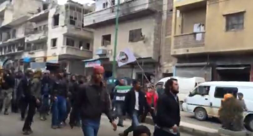 مظاهر في مدينة معرة النعمان دعما للجيش السوري الحر والفرقة 13
