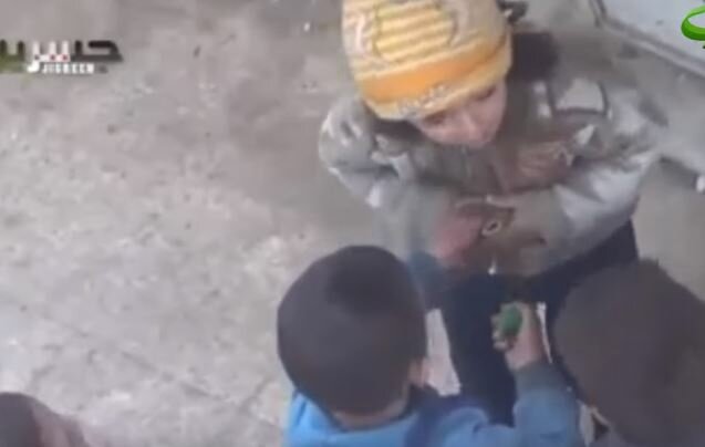 طفلة سورية تقتسم الطعام مع أقرانها