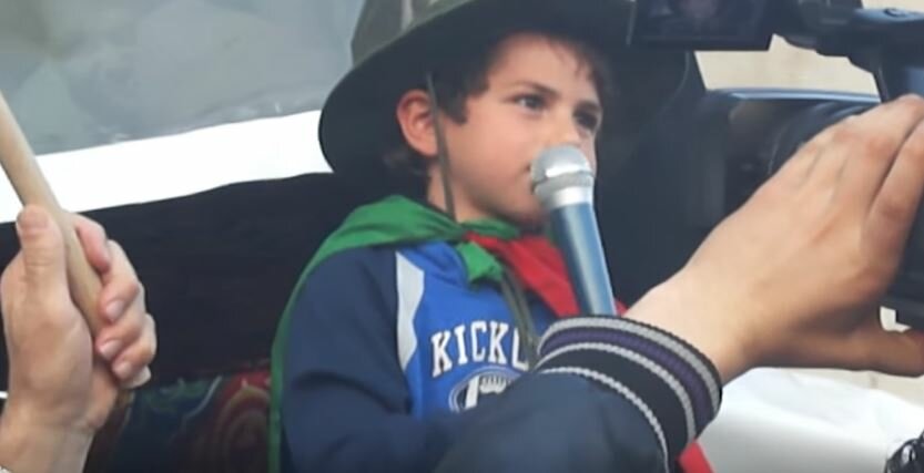 طفل ينادي برحيل الأسد