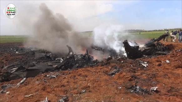 حطام الطائرة التي أسقطت في ريف حلب الجنوبي