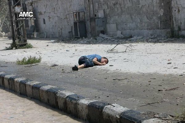 أحد ضحايا القصف الجوي على حي الصالحين في مدينة حلب